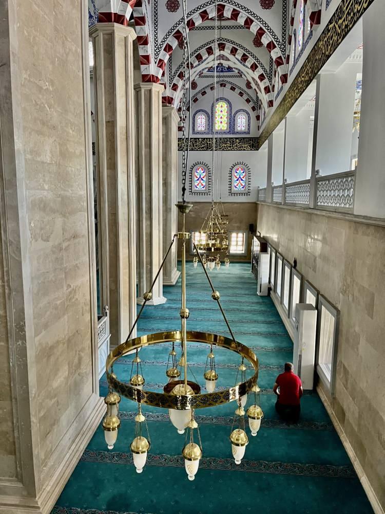 <p>İlçe merkezinde adeta bir başyapıt gibi yükselen ve Süleymaniye Camii’ni anımsatan cami, günbatımı ve akşam manzarasıyla havadan dron ile görüntülendi. </p>
