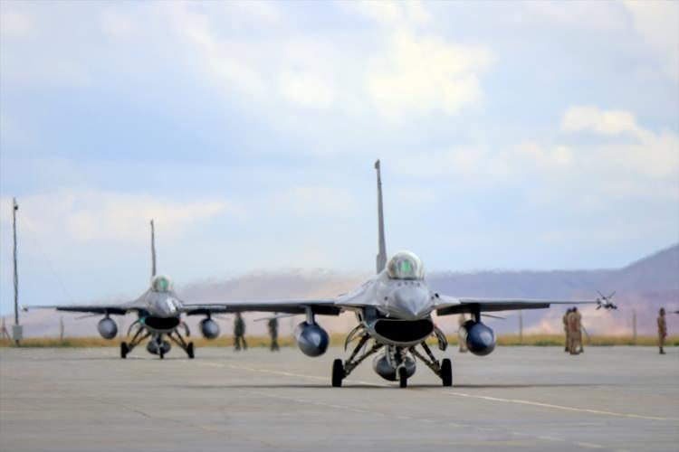 <p>Hava Kuvvetleri Komutanlığınca 2001'den beri her yıl Konya'daki 3'üncü Ana Jet Üs Komutanlığı'nda tatbikat düzenliyor. 20 Haziran'da başlayan ve 1 Temmuz'da sona erecek, Türkiye'nin ev sahipliğindeki tatbikata Azerbaycan, İngiltere, Pakistan ve Ürdün hava kuvvetleri katıldı.</p>
