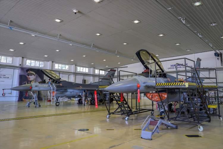 <p>Gökyüzüne kanat açan pilotlar, görevlerini başarıyla tamamlayıp birliklerine döndüklerinde de uçuş değerlendirme toplantısı yapıyor.</p>
