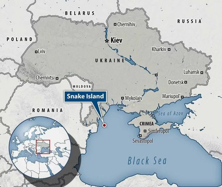 <p>YILAN ADASI'NIN STRATEJİK DEĞERI</p>
<p>Yılan Adası, gerek Romanya açısından gerekse Rusya açısından oldukça önemli bir toprak parçası. 40 dönümlük arazi ve 100 kişilik nüfus haricinde, liman kentlerine yakınlığıyla öne çıkıyor. Rusya da, Yılan Adası'nı işgal ettikten sonra 12 millik kıta sahanlığına ulaştı.</p>