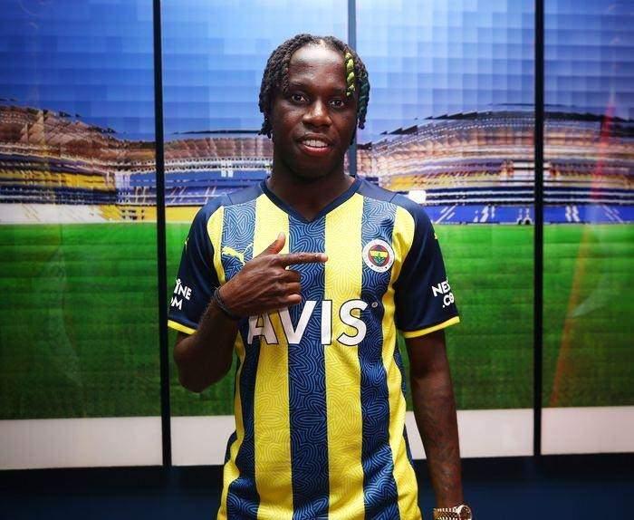 <p>Bruma</p>

<p>PSV Eindhoven -> Fenerbahçe</p>

<p>Bonservis: Satın alma opsiyonlu kiralık</p>
