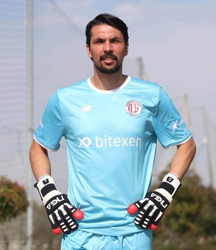 <p>Alperen Uysal</p>

<p>İstanbulspor -> Antalyaspor</p>

<p>Bonservis: Bedelsiz</p>
