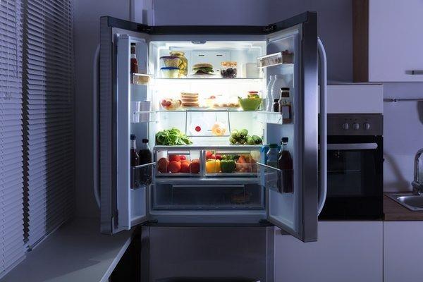 <p><span style="color:#800080"><strong>Buzdolabının her yerinin sıcaklığı aynı değildir. Bu yüzden yiyecekleri raf ömrüne göre ve ne kadar dayanacaklarına göre ayarlamınınız ilk dikkat etmeniz gereken detalardan biridir. </strong></span></p>
