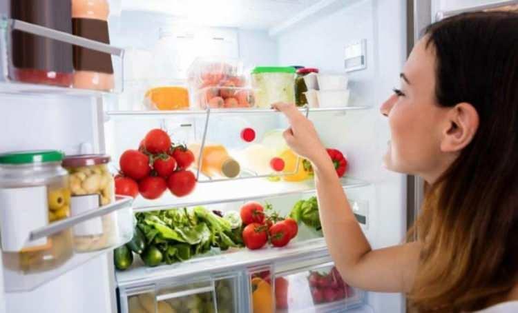 <p><span style="color:#800080"><strong>Buzdolabına konulan yiyeceklerin doğru şekilde yerleştirilmesi ve muhafaza edilmesi gerekiyor. Yaz aylarında daha hızlı bozulan yiyeceklerin tazeleğini korumak için doğru ve raf ve bölmelere yerleştirmek çok önemlidir. uzmanlar farkında olmadan kendinizi zehirleyebileceğinizin dikkat çekiyor. </strong></span></p>
