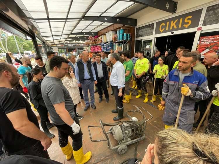 <p>Sinop, Karabük, Kastamonu, Bartın, Zonguldak, Düzce ve Bolu’yu vuran sel felaketinin ardından bölgeye gelen İçişleri Bakanı Süleyman Soylu, bugün Düzce’de incelemelerde bulundu. Günün sonunda ise Bakan Soylu, Düzce’de açıklamalarda bulundu. </p>
