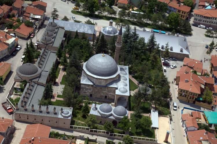 <p>1517 yılında Osmanlı vezirlerinden Çoban Mustafa Paşa tarafından yapılan Kurşunlu Külliyesi, Odunpazarı bölgesinin en önemli tarihi yapıları arasında yer alıyor.</p>
