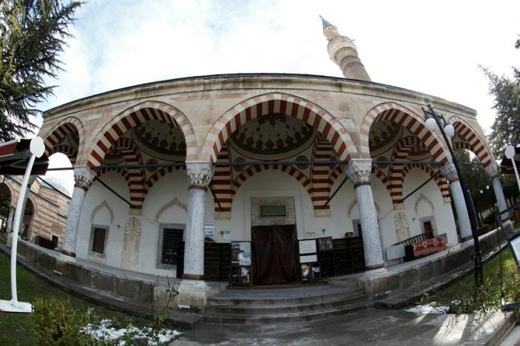 <p>Eskişehir'e gelen yerli ve yabancı turistlerin ziyaret ettiği mekanların başında bulunan tarihi külliye, cami, şadırvan, medrese, talimhane, imaret, harem, türbe ve 2 kervansaraydan oluşuyor.</p>
