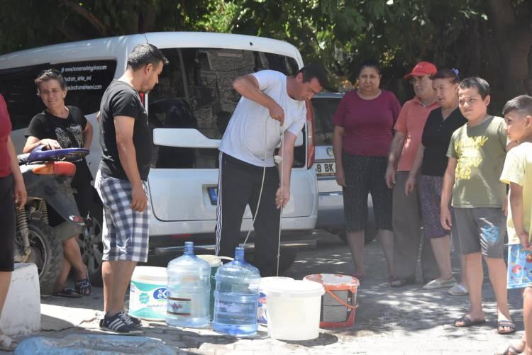 <p>MUĞLA'nın Bodrum ilçesinin kırsal Yakaköy Mahallesi'nin yüksek kesimlerinde su kesintileri nedeniyle mağdur olanlar, yetkililerden çözüm beklediklerini söyledi. </p>
