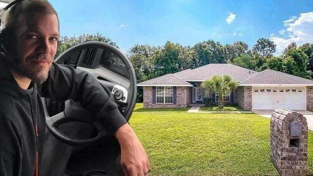 <p><span style="color:#B22222"><strong>Ailesiyle birlikte Florida'ya yerleşen Tolga Karel, 320 bin dolara aldığı yeni evinin fotoğrafını sosyal medya hesabından yayınlamıştı.</strong></span></p>

<p> </p>
