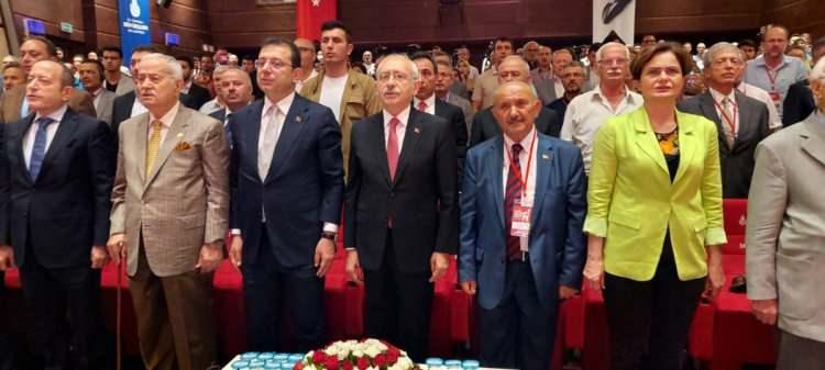 <p>Bu bağlamda ölçütümüz, Türkiye Cumhuriyeti Devleti'nin bölünmez bütünlüğü konusundaki tavırdır.  Belediyeler tarafından tahsis edilen bazı şube binalarımızın açılışlarına, ilgili belediye başkanının mensup olduğu siyasi parti dâhil, farklı partilerden milletvekilleri ve il/ilçe yöneticileri, toplantılarımıza birlikte katılmaktadır. Ocak’ın bu kapsayıcı, kucaklayıcı ve parti siyasetine mesafeli tutumu açık ve kesindir.</p>
