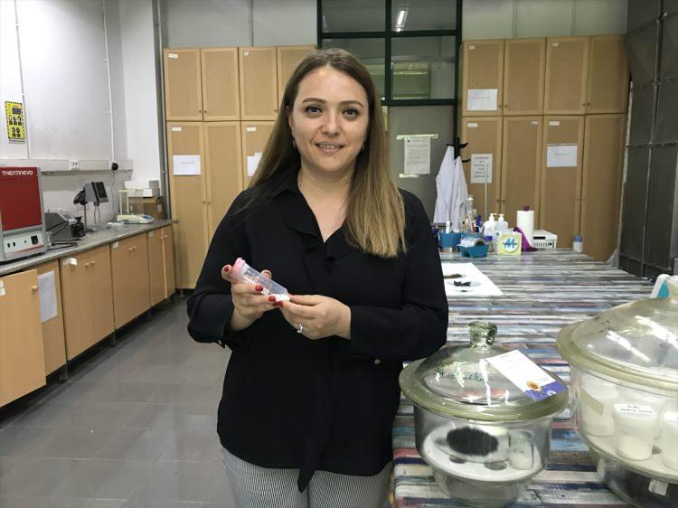 <p>Projesinin başarıya ulaşmasından sonra özellikle hidrojen alanındaki çalışmalarının dikkati çekmesiyle TÜBİTAK-MAM Enerji Enstitüsünün yürütücülüğünde yeni bir proje ortaklığına başladıklarını belirten Figen, suyu ayrıştırarak "yeşil hidrojen" üretmek için yerli ve milli teknolojiler geliştirdikleri projenin detayları hakkında şu bilgileri verdi:</p>