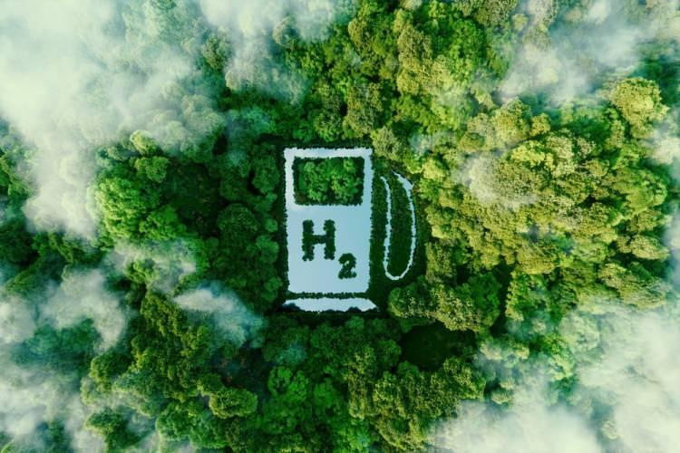 <p>Suyun hidrojene ayrıştırılması için kullanılacak bir elektrolizör cihazı geliştirdiklerini vurgulayan Figen, "Elektrolizörün ana bileşenleri anot, katot ve membran. Ürettiğimiz cihazın bir tarafında anot, diğer tarafında katot var, arada da hidrojeni bir tarafta toplayan geçiş membranı var. Proje kapsamında ana ekipmanları, modüler tasarımları, algoritmaları milli imkanlarla geliştirilmiş olacaktır. </p>