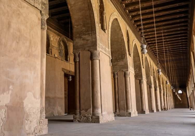 <p><strong>IRAK'TAKİ SAMARRA CAMİSİ'Nİ ANDIRIYOR</strong></p>
<p> </p>
<p>Abbasi geleneğini devam ettiren yapı, büyük oranda Irak'taki Samarra Camisi'ni andırıyor. Kahire'de bol miktarda taş bulunmasına rağmen caminin tuğla malzemeyle yapılması bile Samarra üslubunun devamının işareti olarak görülmekte. Minarenin sarmal bir formda inşa edilmesi de Samarra Camisi'nden esinlenildiğini gösteriyor.</p>