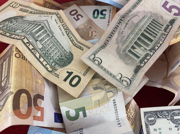 <p><strong>DOLAR </strong><strong>1 AYIN </strong><strong>DİBİNE İNDİ</strong><br />
<span style="color:rgb(20, 35, 58)">Bankacılık Düzenleme ve Denetleme Kurumu'nun kararının ardından cuma günü yüzde 2.7 gerileyen dolar, dün açılışta yüzde 5'e yakın gerileyerek 16.0993 ile bir ayın en düşük seviyesini gördü. Borsa İstanbul'da da açılışta 2.483 puana kadar gerileyen endeks, daha sonra gelen alımlarla 2.530 puanın üzerine çıktı.</span></p>
