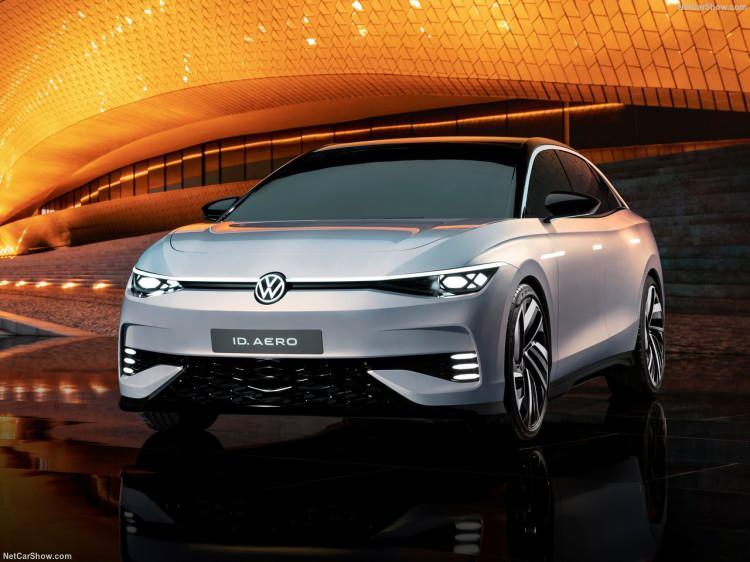<p>Passat’ın elektrik geleceğindeki yerini doldurması beklenen Volkswagen ID Aero, markasının ürettiği ilk elektrikli sedan olarak tarihe geçecek.</p>
