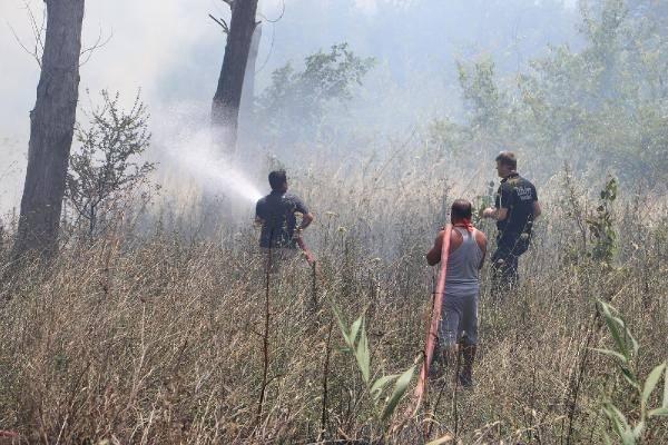 <p>Yangın nedeniyle İstanbul- Tekirdağ kara yolu dumanla kaplanırken, sürücüler yolda ilerlemekte güçlük çekti.</p>

