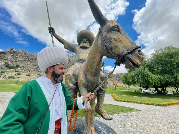 <p>- "NASREDDİN HOCA'NIN TORUNLARI DA HAZIRCEVAPTIR"</p>
<p> </p>
<p>Geleneği gelecek nesillere aktaracak evli ve iki çocuk babası Ömer Özgeneci, AA muhabirine, kendisinden önce görevi en iyi şekilde yapan Mustafa Karatepe'nin vefatından büyük üzüntü duyduğunu söyledi.</p>