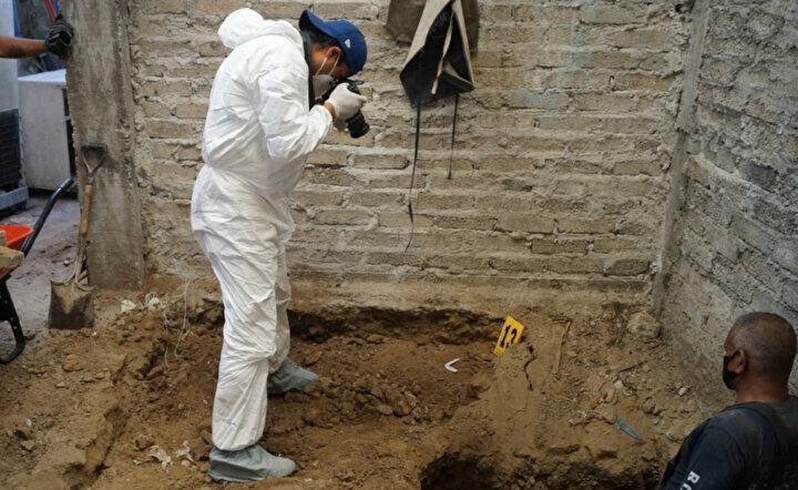 <p>34 yaşındaki eşinin kaybolduğu günü anlatan polis şefi, eşine alışveriş esnasında Andres'in eşlik ettiğini ve daha sonra kadının eve gelmediğini göz önüne alarak doğrudan Andres'in evine gitti ve karısının cesedi ile karşılaştı.</p>
<p> </p>