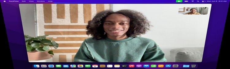 <p>M2 çip sayesinde FaceTime HD kamera, en yeni görüntü sinyali işlemcimizin sunduğu tüm olanaklardan yararlanıyor. Böylece görüntülü aramalarda muhteşem görünmenizi sağlıyor. Üstelik toplantı düzenlerken, podcast hazırlarken ya da aileniz ve arkadaşlarınızla bağlantı kurarken stüdyo kalitesindeki mikrofonlarla sesinizi herkes net bir şekilde duyuyor.</p>