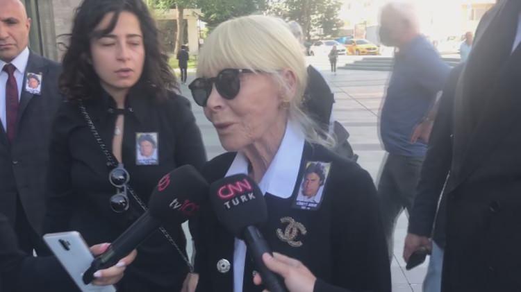 <p>Usta oyuncun eşi Arkın, "Gitti, dünyayı kurtardı. Kendini kurtaramadı maalesef. Evinde ölmek isterdi. Evinde öldü." dedi.</p>