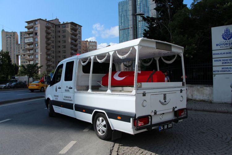 <p><strong>USTA OYUNCUNUN NAAŞI AKM'YE GETİRİLDİ </strong></p>

<p> </p>

<p>Arkın'ın Türk Bayrağına sarılı cenazesi sabah saatlerinde Zincirlikuyu Gasilhanesi'nden alınarak tören yapılacak olan Atatürk Kültür Merkezi'ne getirildi. </p>
