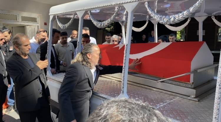 <p>Sevenleri tabutun başında Arkın için dualar etti. </p>
