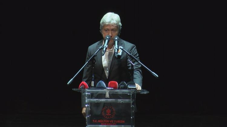 <p><strong>“BANA ÖĞRETTİKLERİN İÇİN TEŞEKKÜRLER”</strong></p>
<p> </p>
<p>Konuşurken güçlük çeken Arkın’ın oğlu Kaan Cüreklibatır, "Ailemiz çok güzel bir aile birbirini seven sayan ve kollayan bir aile… Büyüdük, evlendik, çocuklarımız oldu. Temelimiz bizi eğiten, bize öğretmen olan babamız… Aslında onunki ölüm değil. Ölümle gelen ölümsüzlük. Hayatı çok zor yaşamış ama dolu dolu yaşamış… Anneme hep şöyle derdi ‘Betül sen dünyaya yetecek kocaman bir merhametsin', Murat’a 'santranç oynarken beni yine yendin oğlum' derdi. Bana gelince ‘ne güzel gözlerin var, dünyaya mavi mavi gülümsüyorsun’ derdi. Küçüktüm bir röportajında 'çocuklarınızı nasıl yetiştiriyorsunuz' diye sormuşlardı. Şu cevabı verdi: Ben çocuklarımın mutlu olmasını, gülmesini ve iyi insan olmasını istiyorum. Çocuktum anlayamamıştım, iyi insan nedir? nasıl olunur? diye. Filmlerini izleye izleye iyi insan olmayı öğrendim. Mütevaziliği, iyilerin hep kazandığını, kötülerin kaybettiğini öğrendim. Son kitabının yazılarını bana yazdırmıştı, bütün bedeninin ruhunun bana geçtiğine inanıyorum. Bir makalede şöyle diyordu 'hayatı yaşamak cesaret ister'. Yaşam cesaretinin ta kendisiydi o… Bize düşen de onun eserlerini yaşatmak, ben onun önünde sevgi ve saygıyla eğiliyorum. Bana öğrettikleri için teşekkür ediyorum." dedi.</p>