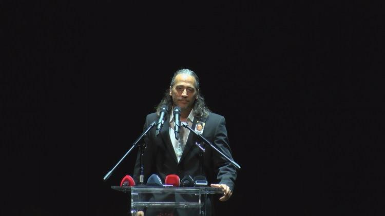 <p><strong>“BÖYLE İNSANLARA AĞLAMAK DEĞİL, DESTAN YARAŞIR”</strong></p>
<p> </p>
<p>Murat Arkın, "Bizim ailemiz güzel bir aile hem de çok güzel bir aile… Ama bugün sizlerin sayesinde şunu anladım bizim ailemiz sandığımızdan daha büyükmüş… Bugünü organize eden, emeği geçen herkese çok teşekkür ederim. Babam övülmeyi çok seven bir insan değildi. Bu tören ailesi için sizler için… Onu seven sayan milyonlar için. O hayatında hep ‘milletim’ dedi, ‘halkım’ dedi, ‘vatanım’ dedi ve şimdi cennete gitti biliyorum. Gerçekten böyle adamlar cenneti bile vatan yapacak adamlar. Benim için gerçekten konuşmak çok güç. Baktığım her yerde o var . Her şeyi ondan öğrendik, attığım adımda, baktığım her yerde o var. Başım belaya girdiğin de yine o var. Bana "oğlum bela üzerine gelirse kaç bir adım geri at, bu senin korkak olduğunu göstermez. Baktın gelmeye devam ediyor, bir adım daha geri at. Baktın adım atacak yerin kalmadı, o zaman beladan daha bela ol" derdi. Dini, dili, ırkı, meshebi, rengi, politik görüşü ne olursa olsun tüm insanlarımızı birleştirici bir unsur oldu Cüneyt Arkın; ne mutlu bize! Onun filmleriyle açılışı yaptık ben de onun filmlerinden bir replikle bitirmek istiyorum sözümü. Bugün çok ağlayan insan gördüm, zaman zaman hıçkıra hıçkıra, zaman zaman da çekindiği için yüreğinden ağlayanları gördüm... 'Ağlamayın bre! Böyle insanlara ağlamak değil, destan yaraşır." dedi.</p>
