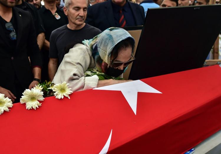 <p><strong>"YEŞİLÇAM'IN SULTANI" TÜRKAN ŞORAY GÖZYAŞLARINA BOĞULDU</strong></p>
<p> </p>
<p>Cüneyt Arkın'ın tabutuna kapanan "Yeşilçam'ın Sultanı" Türkan Şoray, gözyaşlarına boğuldu. </p>