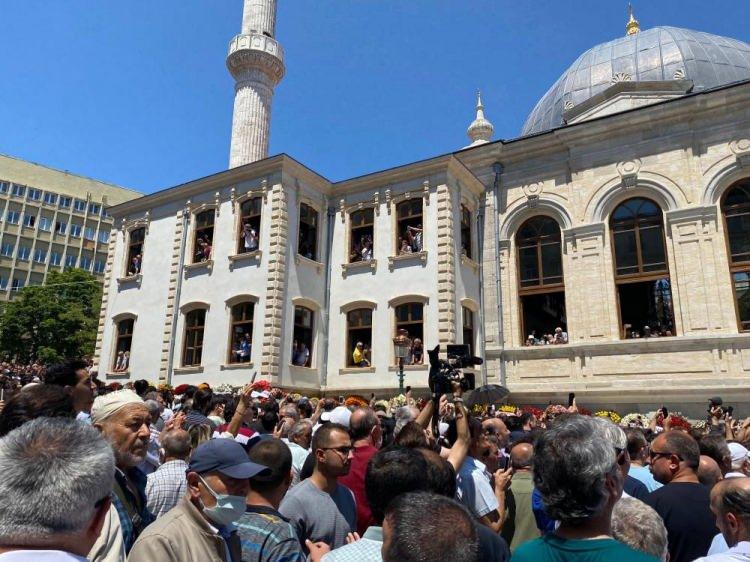 <p>Hayranları caminin dışına kadar taştı.</p>
