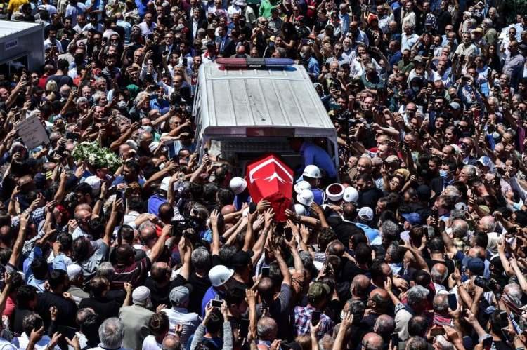 <p>Yeşilcam'ın usta oyuncusu Cüneyt Arkın için Teşvikiye Camii'nde tören düzenlendi. Binlerce kişinin katıldığı cenaze töreninde usta oyuncu, alkışlar ve sloganlar eşliğinde son yolculuğuna uğurlandı.</p>
