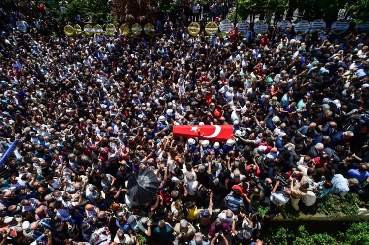 <p>Binlerce kişi alkışlar ve "Türkiye seninle gurur duyuyor" sloganları eşliğinde usta oyuncuyu son yolculuğuna uğurladı. </p>
