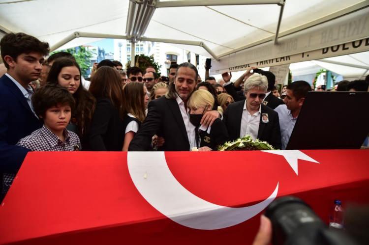 <p>Gözyaşlarını tutamayan eşi Betül Cüreklibatır'ını ise yakınları teselli etti.</p>
