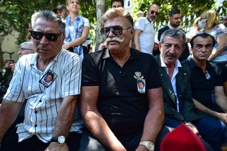 <p><strong>NURİ ALÇO: TÜRK SİNEMASI VARSA ONUN SAYESİNDE VAR</strong></p>
<p> </p>
<p>Arkın'ı son yolculuğunda yalnız bırakmayan Nuri Alço, "Cüneyt abi Türk sineması deyince ilk akla gelecek isimlerden biri. Türk sineması onun sayesinde var. 3 nesil Cüneyt Arkın'ı tanır. Sinemayı sevdiren yegane insandır. Onu erken kaybettik. Yeri doldurulamayacak bir insandı. Kendi emekleriyle bir yere gelen bir insandı. Kendi mesleğini bıraktı. </p>