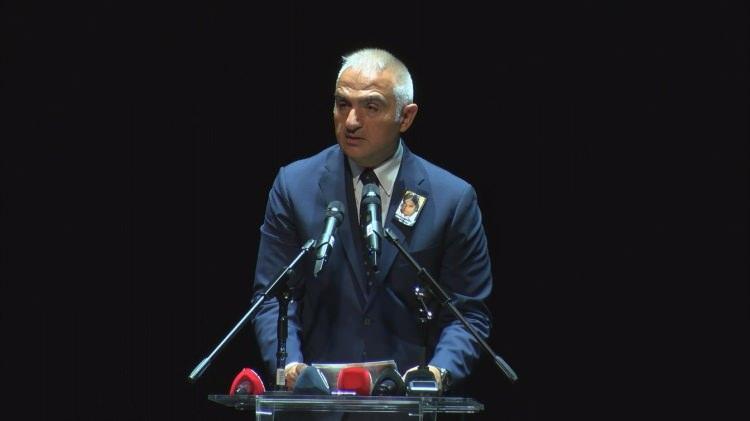 <p><strong>“BIRAKTIĞI İZLER ASLA SİLİNMEYECEK”</strong></p>
<p> </p>
<p>Türkiye Cumhuriyeti Kültür ve Turizm Bakanı Mehmet Nuri Ersoy: "Türk sinema tarihinin maalesef bir devri kapanıyor. Kimliğinde, karakterinde sanatçı sıfatını taşıyan Cüneyt Arkın’ı ebediyete uğurluyoruz. Yüce rabbim mekanını cennet eylesin. Sanat camiamızın başı sağolsun. Yüreğimize bir burukluk, bir acı çöktü. Cüneyt Arkın daima hatırlanacak, bıraktığı izler asla silinmeyecektir. Yol göstermeye, hafızamızı tazelemeye devam edecektir. Bugün onu uğurlarken dilimizde sadece şükran duyuyor olmamız her şeyi anlatıyor zaten. Atlas Sineması’nda bir köşeyi Cüneyt Arkın için ayıracağız ailesiyle görüşüp en iyi şekilde yaşatacağız."</p>