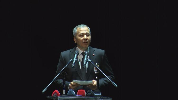 <p><strong>"3 KUŞAĞIN KAHRAMANI"</strong></p>
<p> </p>
<p>İstanbul Valisi Ali Yerlikaya: "Merhum Cüneyt Arkın benim de ilk gençlik yıllarımın karamanıydı. O güçsüzlerin yanındaki güçtü. O kötünün karşısındaki iyidi. Malkoçoğlu'ydu, Kara Murat'tı, Battal Gazi'ydi, Öğretmen Kemal'di, hem doktor Fahrettin Cüreklibatır, hem Cüneyt Arkın olarak yüreğimizdeki vatan ve millet sevilsini iyilik ve dürüstlüğün beyaz perdedeki temsilcisiydi. Bakışı çok güzedi. Şahin bakışlı diyoruz biz ona daha çok. 58 yıl önce Gurbet Kuşları'yla adım attığı sinemadan ebediyete uçtu. Kaleme aldığı kitabında 'benim kahramanım Türk halkı' diyordu. Şimdi milyonlar onu gözyaşlarıyla uğurluyor. Konya'dan babamı aradım. 'Başta ailesi olmak üzere bütün sevenlerine, sinemadaki bütün dostlarına başsağlığımı iletirsen mutlu olurum' dedi. Babamın beni ilk sinemaya götürdüğü günü hatırlıyorum. O zaman aileler yaz kış sinemaya gider, filmleri izler, onun izlerini günlerce anlatırlardı. Düşünün bir kere babamın kahramanı, benim kahramanım, evlatımın da kahramanı... 3 kuşağın kahramanı oldu. Kolay değil bu izi bırakabilmek. Gönüllerde bu algıyı oluşturabilmek. Gönülden dua ediyoruz. Rabbim onu rahmetiyle kuşatsın. Mekanı cennet olsun. Kıymeytli ailesinin sevenlerinin milletimizin başı sağolsun. Cüneyt Arkın'ın manevi huzurunda saygıyla eğiliyorum."</p>