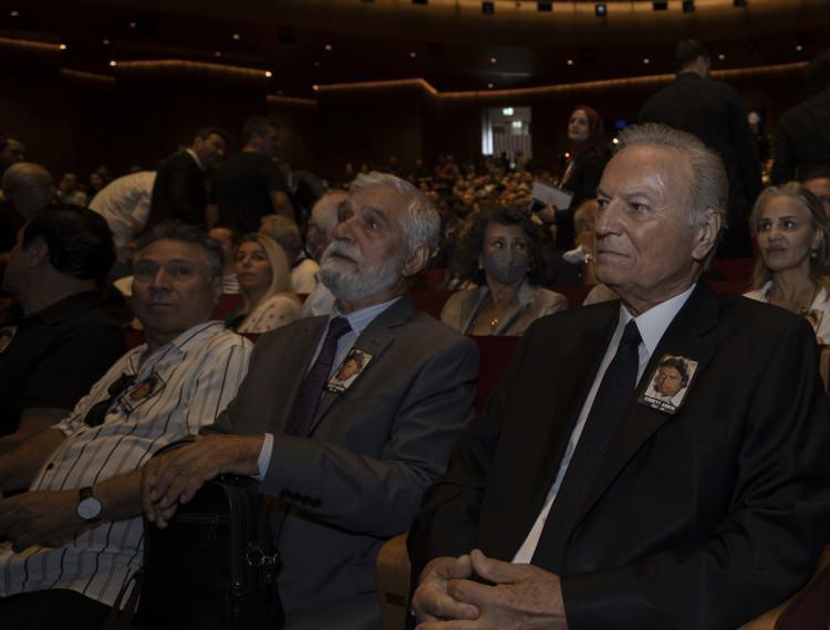 <p>Fransa'ya geçtiğimde Alain Delon gibi isimler vardı, hepsi çok başarılıydı. ama Cüneyt'deki melekeler onlarda gelişmedi. İtalyan sinemasında mükemmel aktörler vardı. Cüneyt'teki emsalsiz enerjiye sahip değillerdi. Bedenimden bir parça kopmuş gibi hissediyorum. Zaman akıyor, tarih değişiyor. Tarihin yapraklarına Cüneyt Arkın ismi altın harflerle yazılacaktır. Aziz hatırası önünde saygıyla eğiliyorum."</p>