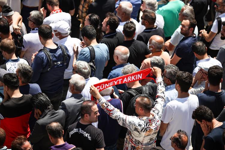 <p>Arkın cenazesi defnedilmek üzere Zincirlikuyu Mezarlığı'nda götürüldü.</p>
