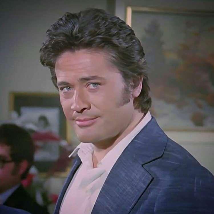 <p><span style="color:#000080"><strong>1963 yılında “Artist” dergisinin düzenlediği sinema artisti yarışmasına giren Arkın, birinci oldu.</strong></span></p>
