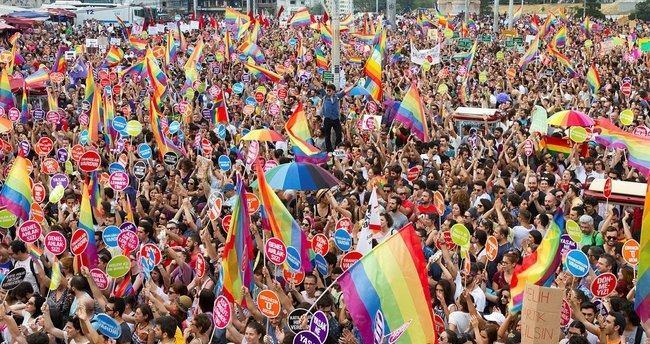 <p>Türk aile ve toplum yapısını da tehdit eden LGBT'nin sık sık düzenlediği "Onur yürüyüşleri" varlık gayeleri yerli ve milli olan her şeyin karşısında ve hükümete zarar vermek adına hareket eden muhalefetin sözde "özgürlükçü" ve "demokratik" söylemlerinin bir malzemesi olmuş durumda.</p>
