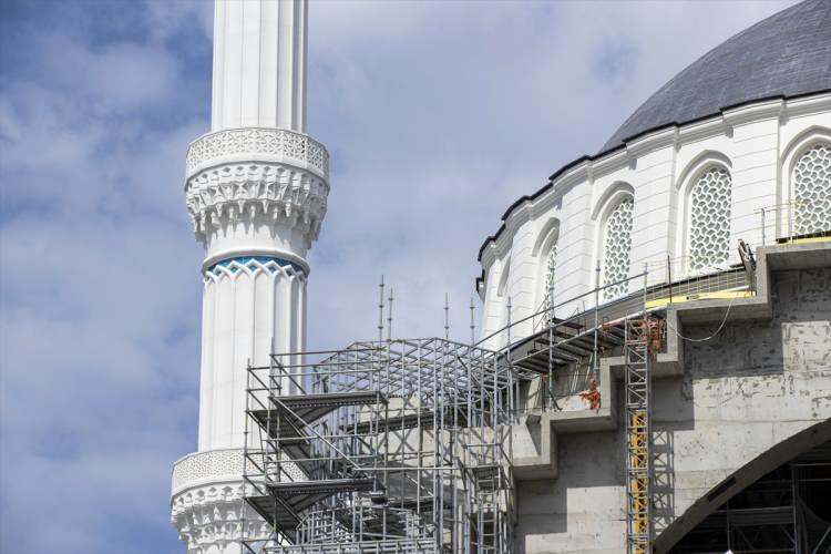 <p>Açık ve kapalı alanlarıyla toplam 20 bin kişi kapasiteli olacak cami, klasik Osmanlı mimari özelliklerine sahip.</p>
<p> </p>
<p> </p>
<p> </p>
<p> </p>