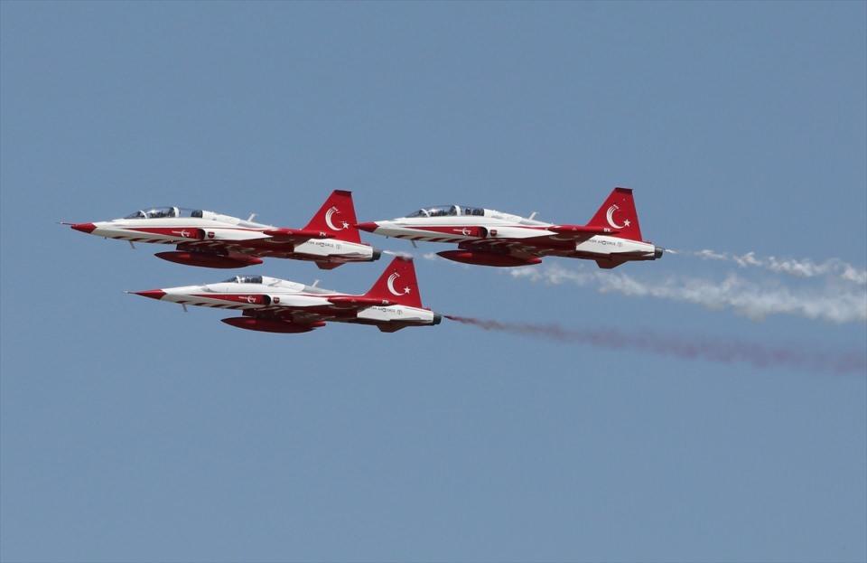 <p>Türk halkının Türk Silahlı Kuvvetlerine olan güven duygusunu pekiştirmek ve gençlerin havacılığa ilgisini artırmak amacıyla kurulan, Hava Kuvvetleri Komutanlığının Konya 3. Ana Jet Üs Komutanlığında konuşlu Türk Yıldızları, akrotim dünyasına kazandırdığı ve başka bir ekibin yapamadığı hareketlerin icra edildiği gösterileriyle adeta Türkiye'nin gökyüzündeki markası oldu.</p>
<p> </p>