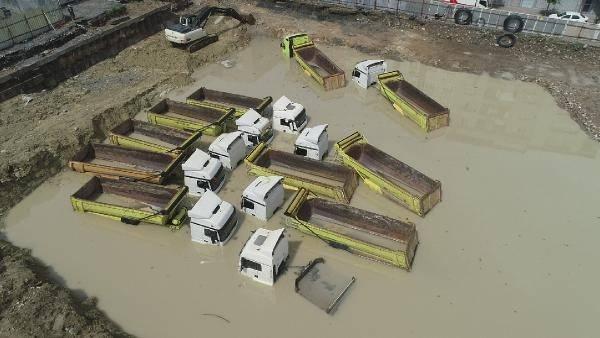 <p>Mareşal Çakmak Mahallesi Soğanlı Caddesi üzerinde bulunan belediyeye ait otopark şantiyesi sağanak yağış sonrası su altında kaldı. </p>
