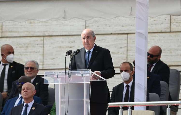 <p>Cumhurbaşkanı Tebbun, kutlama töreninin açılışında yaptığı konuşmada, Cezayir’in şehitlerine sadakat noktasında görkemli bir gün yaşadığını belirtti.</p>
<p> </p>
<p> </p>