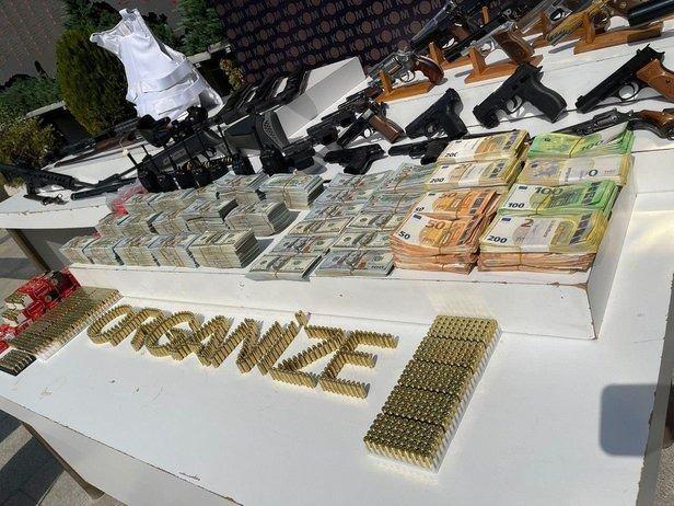 <p>Ele geçirilenler arasında kılıçlar dikkat çekti. Şüphelilerin kendi aralarında haberleşmek için kullandıkları telsizler de sergide yer aldı.</p>

<p> </p>
