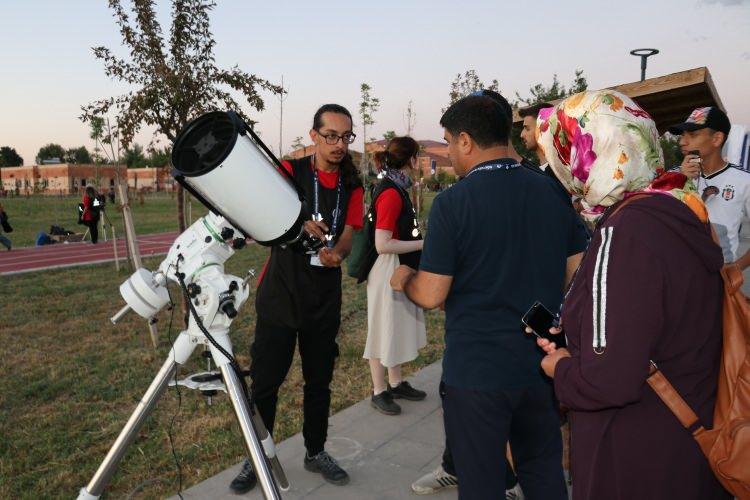 <p>Programa katılan gökyüzü tutkunları ise etkinlik alanında güzel vakit geçirdiklerini belirterek, teleskoplarla gökyüzünü daha net inceleme fırsatı bulduklarını kaydetti. </p>
