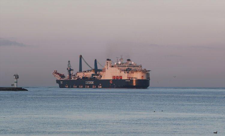 <p>Filyos Limanı'nda bulunan her biri 12 metre uzunluğundaki borular destek gemilerine, ardından da yaklaşık 500 metre açıktaki Castorone'ye yükleniyor.</p>

