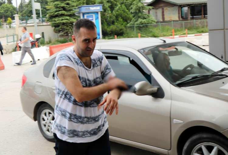 <p> Kurban keserken yaralanan acemi kasaplar ambulans, kendi araçları ve yakınlarının araçları ile hastanelere yetiştirilmeye çalışıldılar.</p>