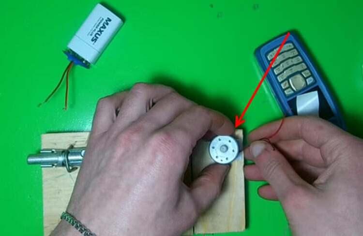 <p>Daha sonra bu minik motoru sürgünün arkasında duracak şekilde yapıştırıyoruz.</p>
<p> </p>