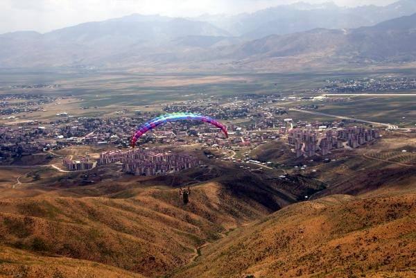 <p><strong>İLÇEDE İLK DEFA YAPILDI</strong></p>
<p> Yamaç paraşüt pilotu Hasan Tur, İlçe Gençlik ve Spor Müdürlüğü'nün daveti üzerine geldiklerini belirtti. Bölgenin yamaç paraşütüne elverişli olduğunu söyleyen Tur, "Bölge yamaç paraşütü için çok müsait. Bu tarz faaliyetlerin yapılması gerektiğini düşünüyorum.</p>